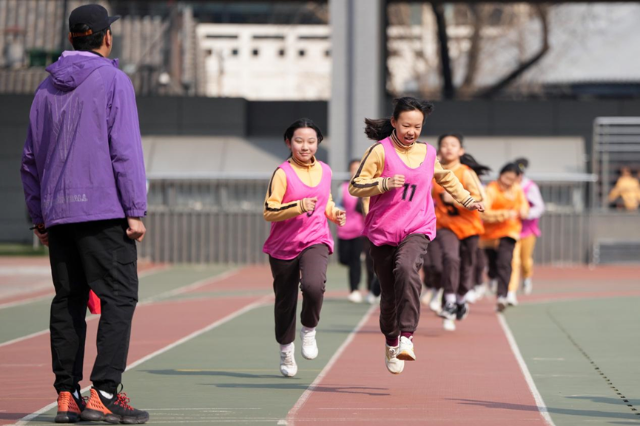 树立健康第一的教育理念 努力改善学校体育工作(图1)